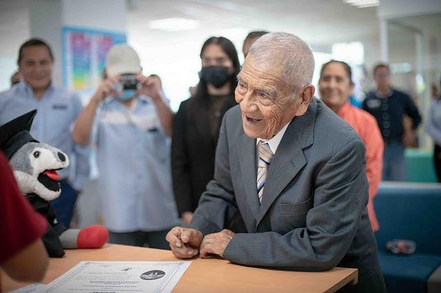 Mexican grandfather graduates as an engineer: He became an example