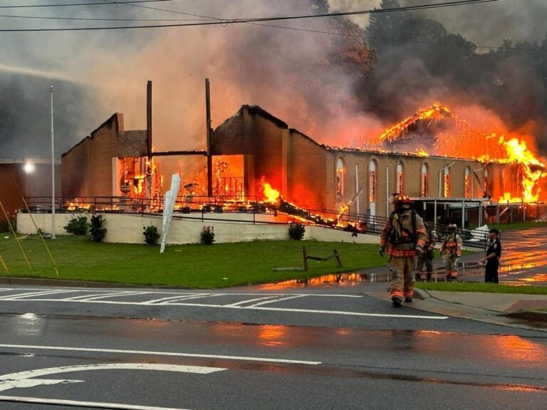 Crónica: Le cae un rayo a una importante iglesia latina