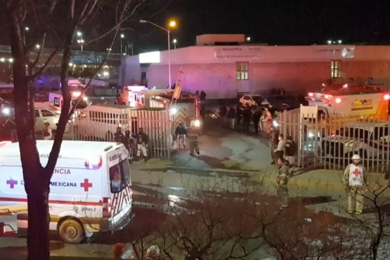 Incendio en centro de detención de migrantes en México deja 39 muertos y heridos