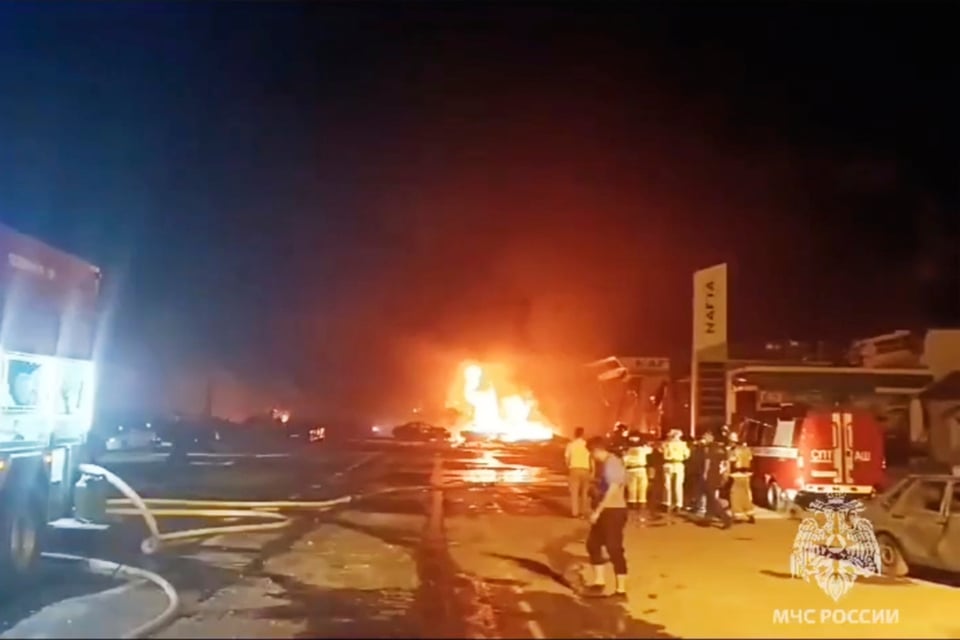 Gasolinera rusa estalla, llamas, bomberos, policía, atención médica, MundoNOW