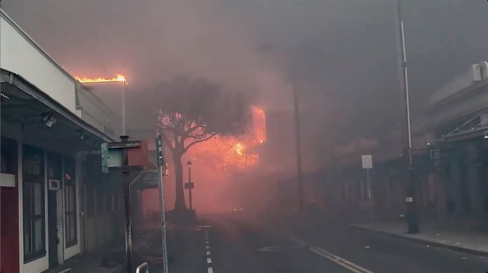 Humo y llamas de incendios forestales que azotan el centro de Lahaina, en Maui, Hawai, el martes 8 de agosto de 2023. (Alan Dickar vía AP)