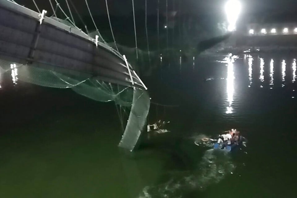 FUERTES IMÁGENES: Al menos 132 muertos por colapso de puente en la India