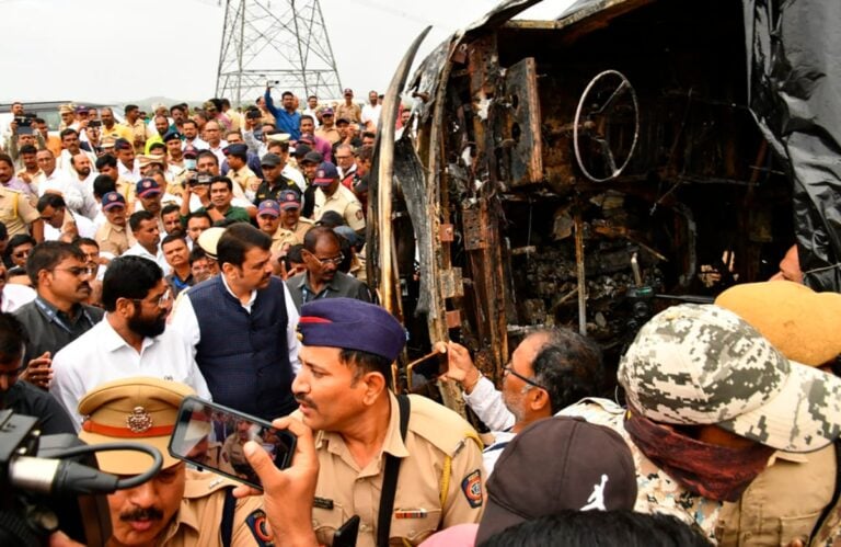 Autobús choca y se incendia en el oeste de la India; reportan 25 muertos
