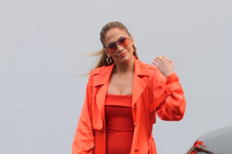 The hottest photos of JLo reappear where she shows her butt and her private parts in a thong (PHOTOS)