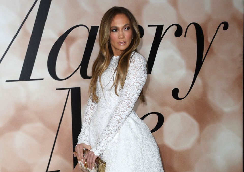 ¿Exageró? JLo aparece vestida ¿con el tapete de su pino de Navidad? (FOTOS)