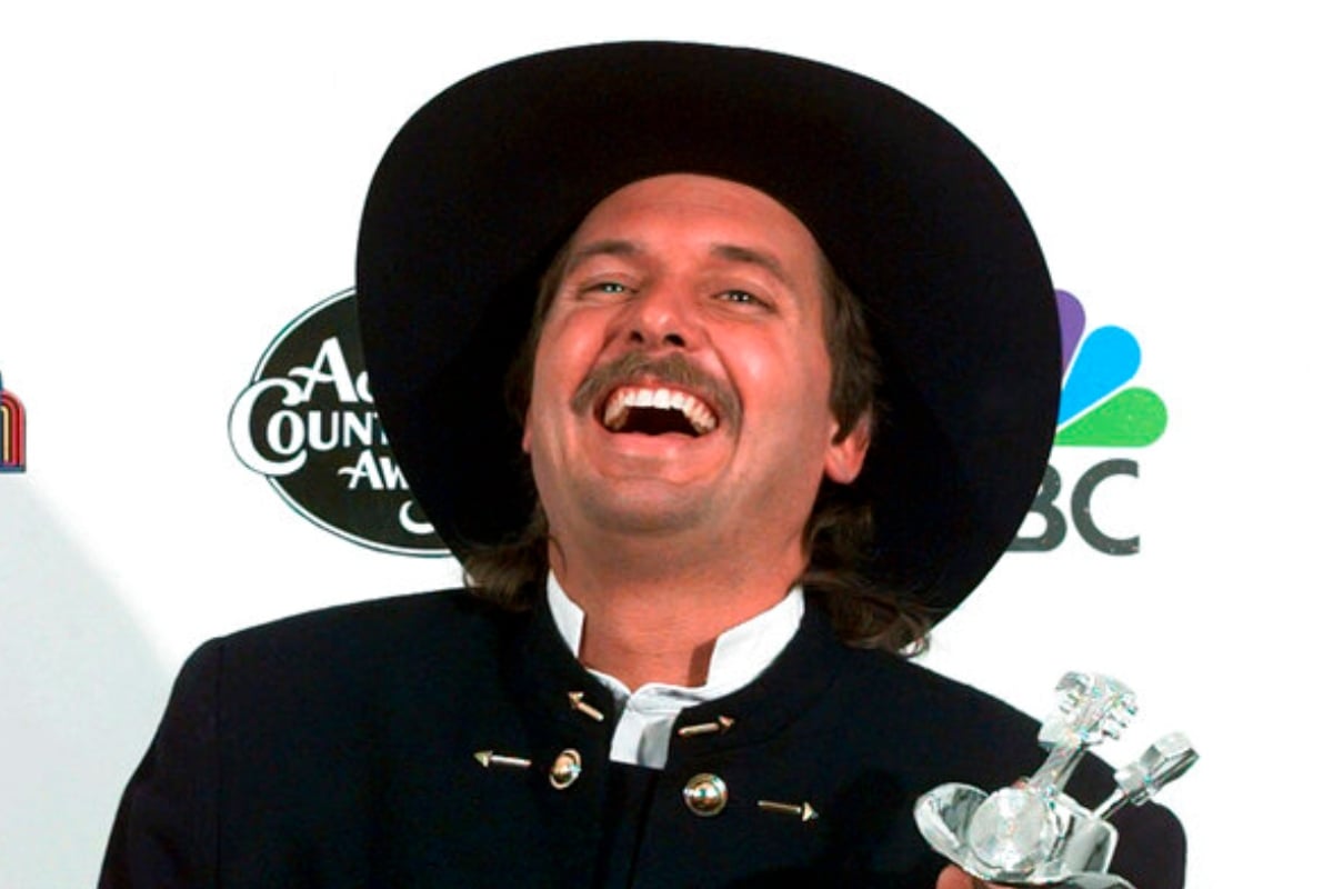 ¿MALDICIÓN EN ARTISTAS? Muere a los 58 años el cantante country Jeff Carson