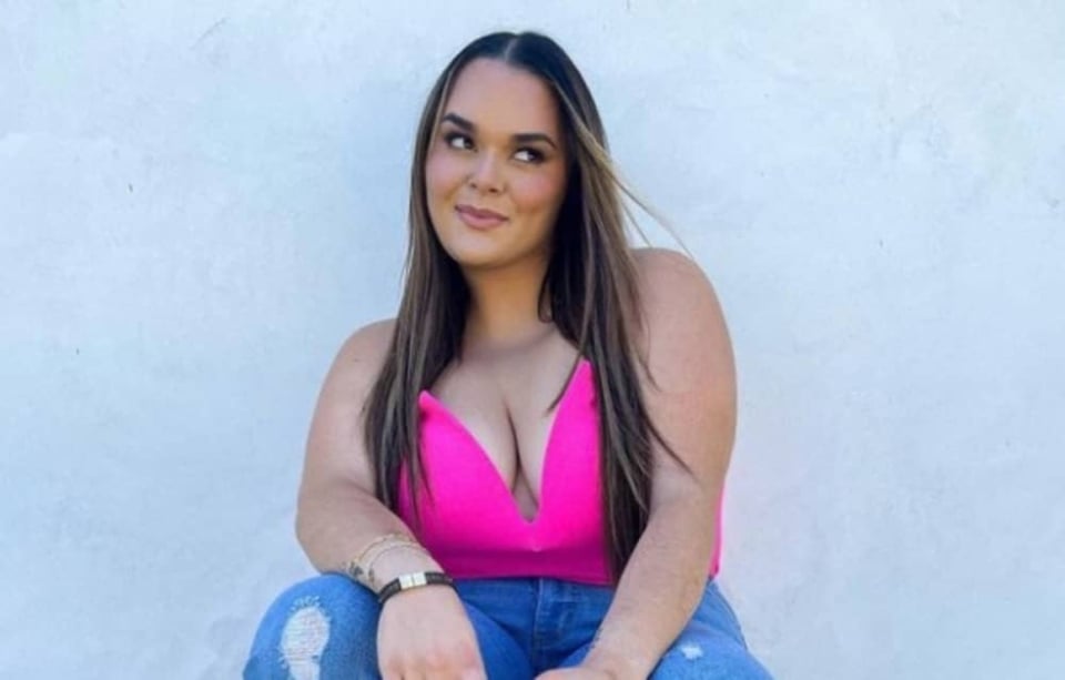 Jenicka López enciende las redes con sexy vestido negro y pronunciado escote