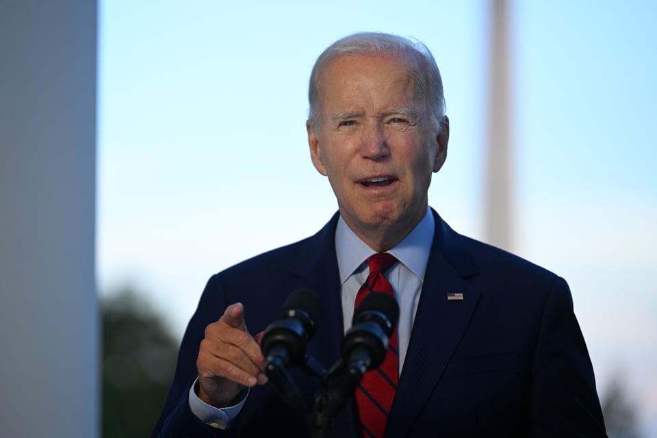 Presentador de televisión se burla de Joe Biden tras contagio de COVID