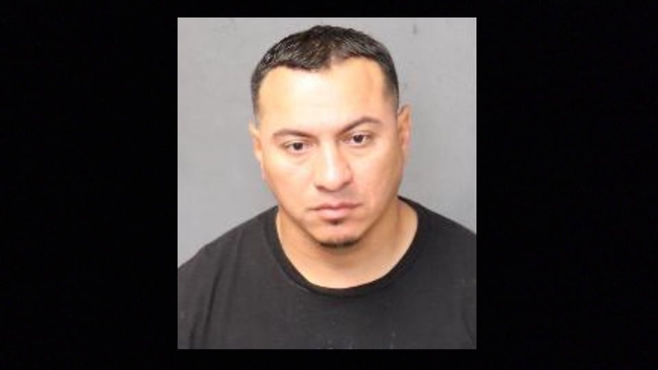 El policía Johnny García fue detenido por lo que le hizo a su compañera