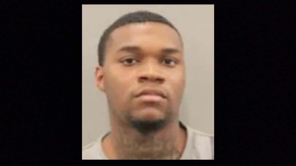 Jeremiah Jones es buscado por haber asesinado de un balazo en la cabeza a la niña Khylie Sorrells, de nueve años, hija de su exnovia.