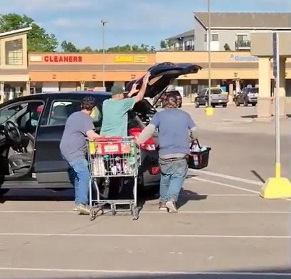 Hurtan los productos en los supermercados para revenderlo