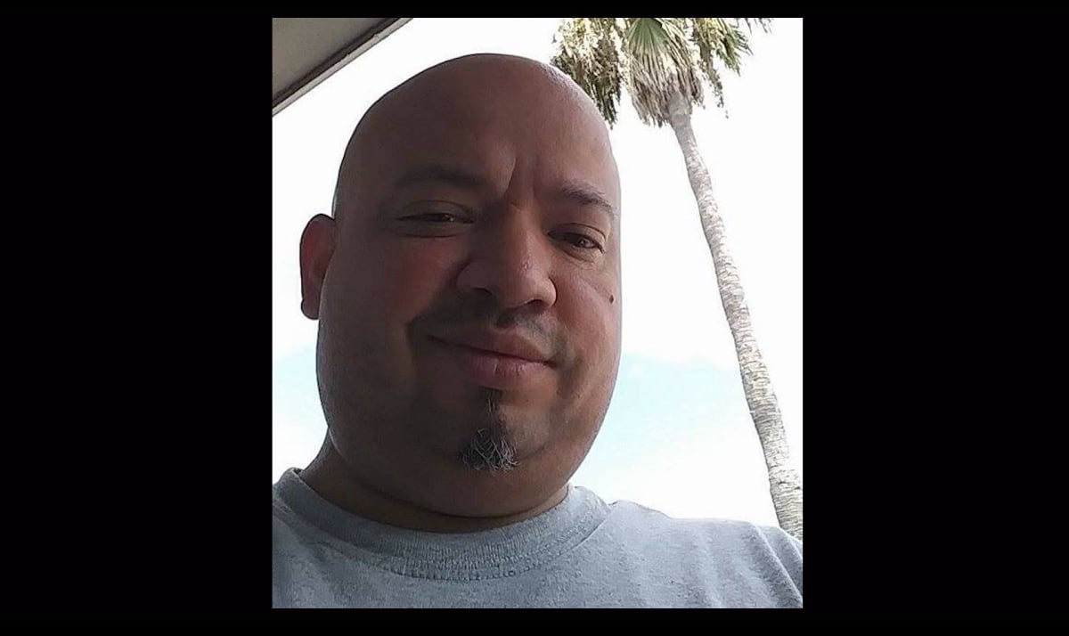 José Alejandro Amaya Urrutia murió ahorcado por C0rbin Malcom Dockens quien ya se encuentra detenido y acusado del crimen.