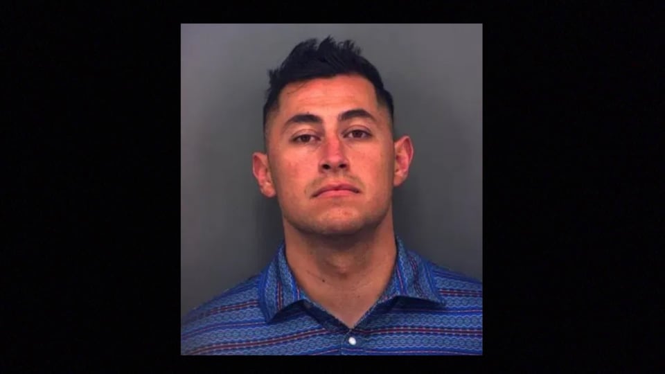 El policía Joshua Gallardo borracho golpeó y ahorcó a su novia featured image