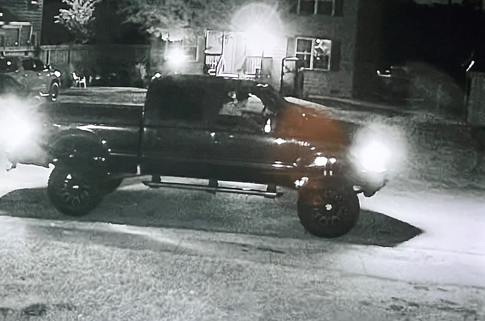 Desde la camioneta Ford F-150 salieron los rifles