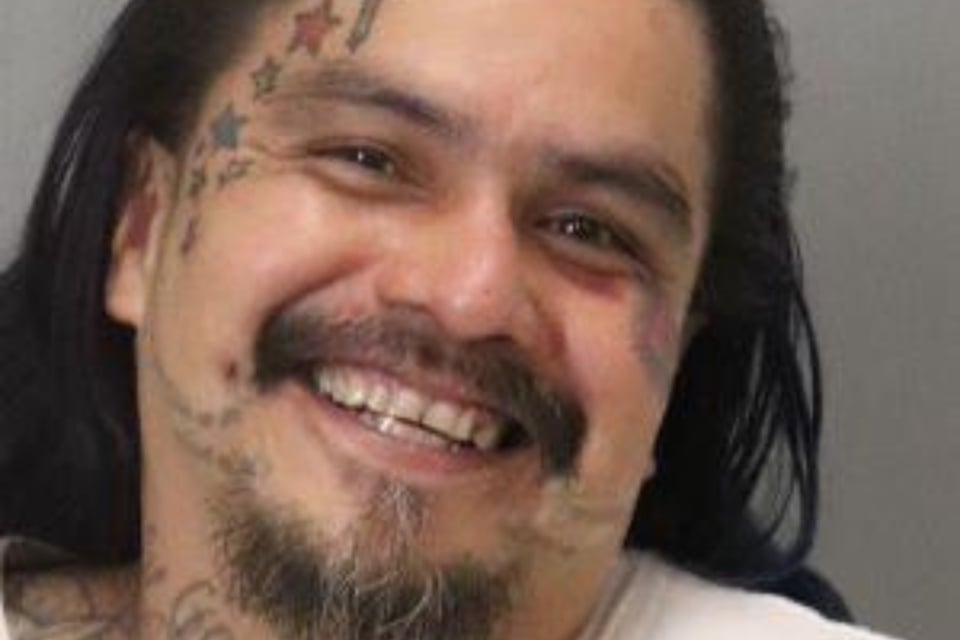 Hispano ataca a tiros un funeral y deja una víctima mortal