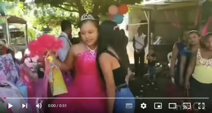Quinceañera se vuelve viral.