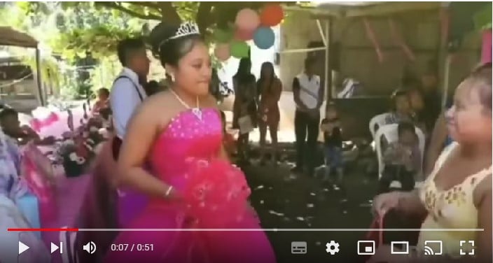 Quinceañera se vuelve viral.