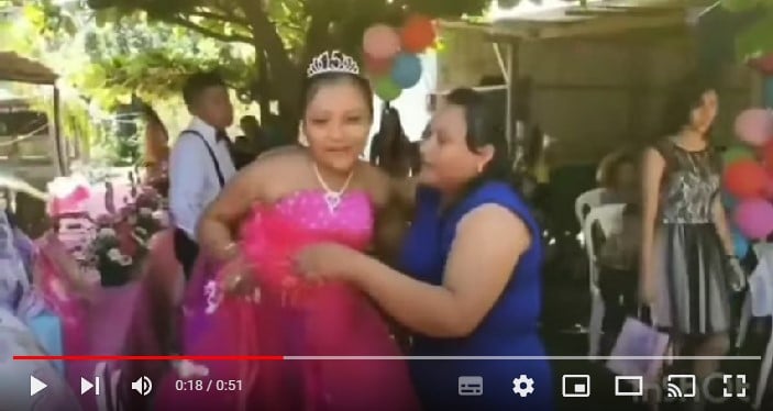 Quinceañera se vuelve viral.