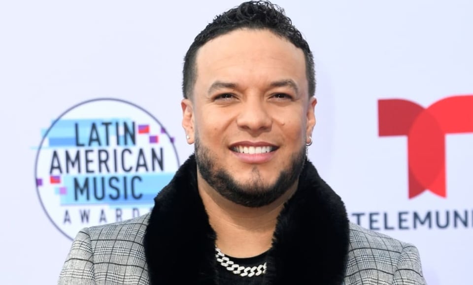 ¿Ya superó a Chiquis? Lorenzo Méndez es captado bailando con misteriosa mujer (VIDEO)