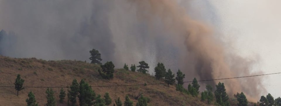 El volcán estalla en la isla española de La Palma y los rescatistas se apresuran a evacuar a 1.000 residentes