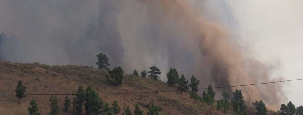 El volcán estalla en la isla española de La Palma y los rescatistas se apresuran a evacuar a 1.000 residentes