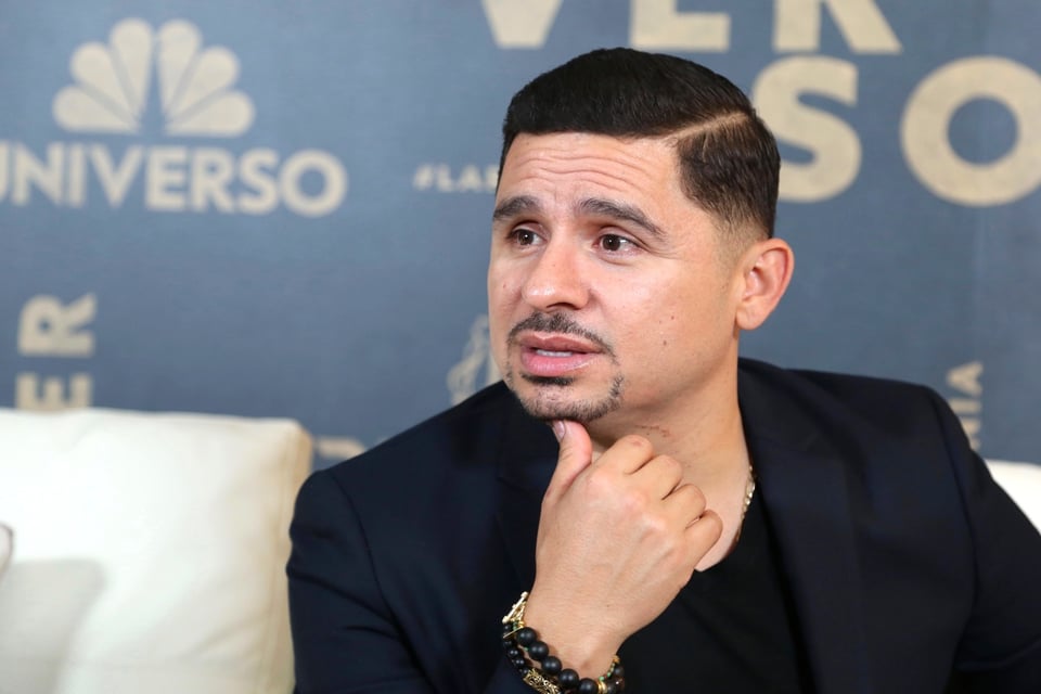 ¿Se pasó de prepotente? Larry Hernández justifica grosería contra integrante de su equipo en concierto