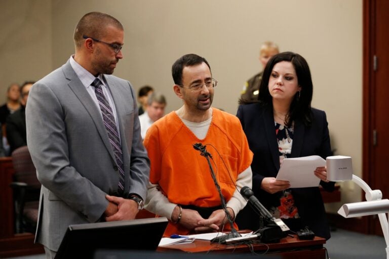 El convicto Larry Nassar es apuñalado en espalda y pecho dentro de prisión