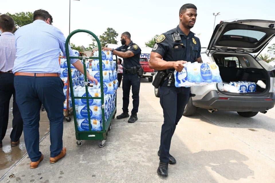 ayuda, damnificados, FEMA, entrega de agua, MundoNOW