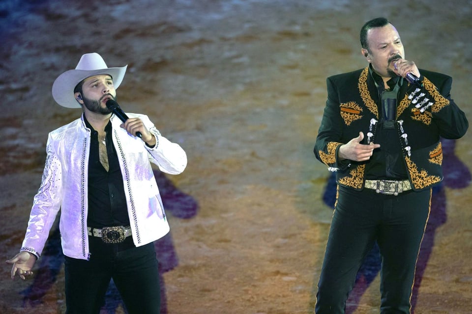 Leonardo Aguilar y Andrea Meza, cantante, Pepe Aguilar, México, Conductora