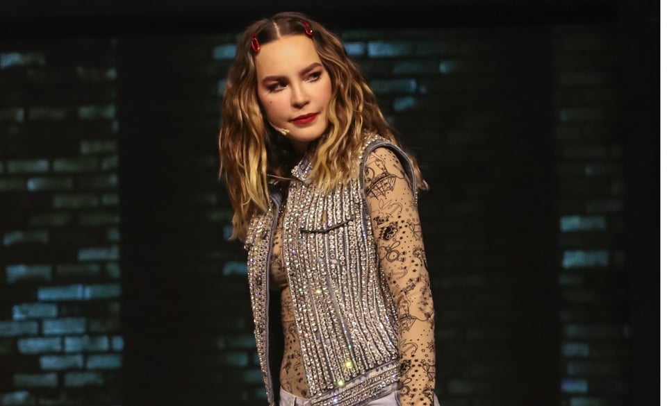 Captan a Belinda ‘pasada de copas’ y ¿Cantándole a Nodal?