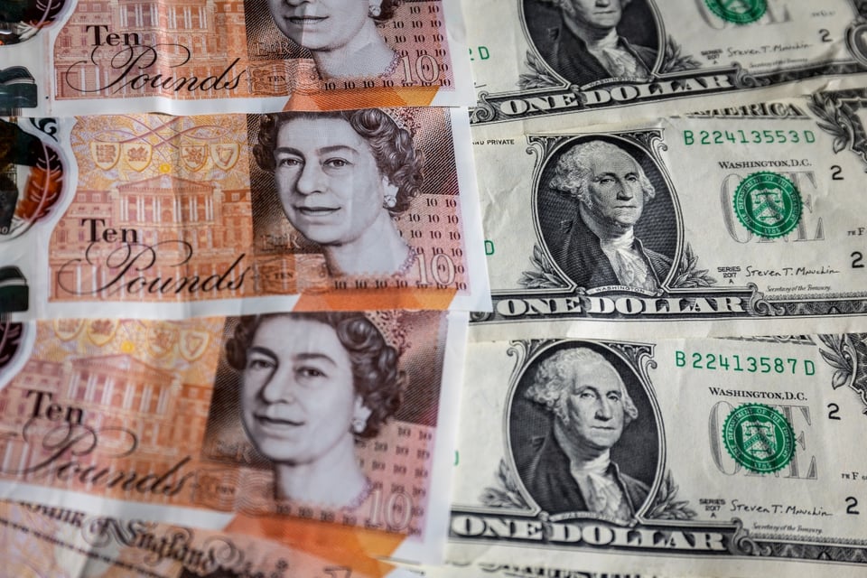 Libra esterlina toca histórico mínimo ante el dólar por nueva rebaja fiscal
