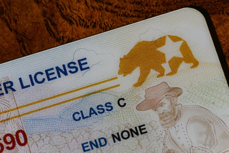Florida demanda a California por licencias a inmigrantes tras choque mortal