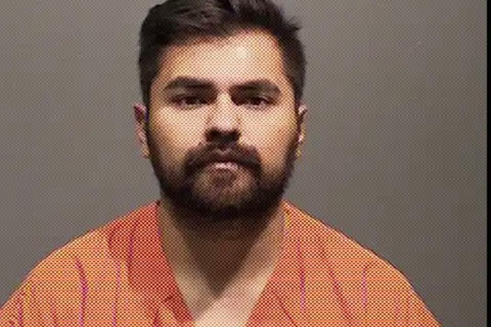 Hispano arrestado por abusar de menores en escuela que trabajaba