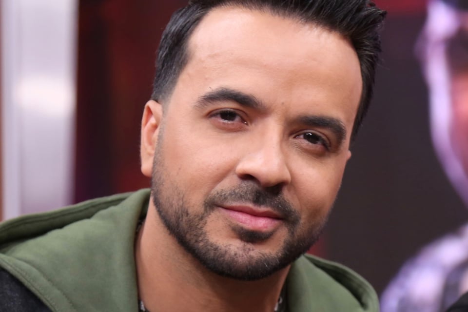 Luis Fonsi with a disfigured face, Singer, Social Networks, Celebrities, Impact