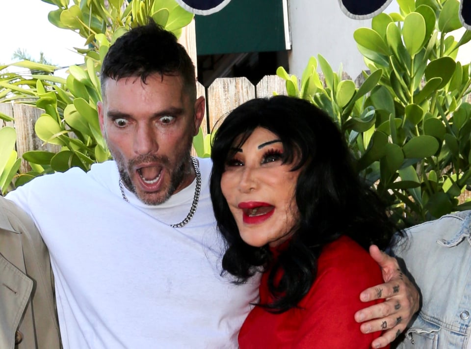 Lyn May le lanza ‘piropo’ a Julián Gil; “Tiene dos paquetotes grandotes”