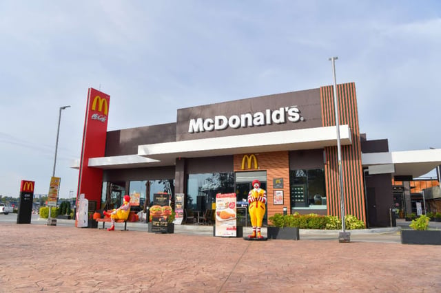Couple gets a bag of cash at the McDonald’s drive thru