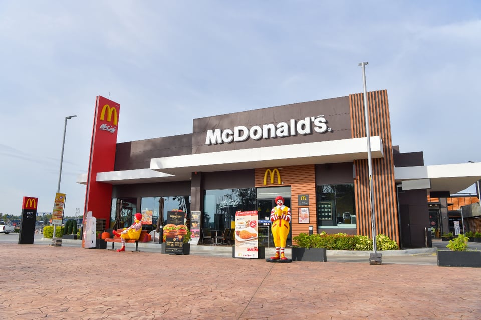 Pareja sale de McDonald’s con bolsa de comida llena de miles de dólares