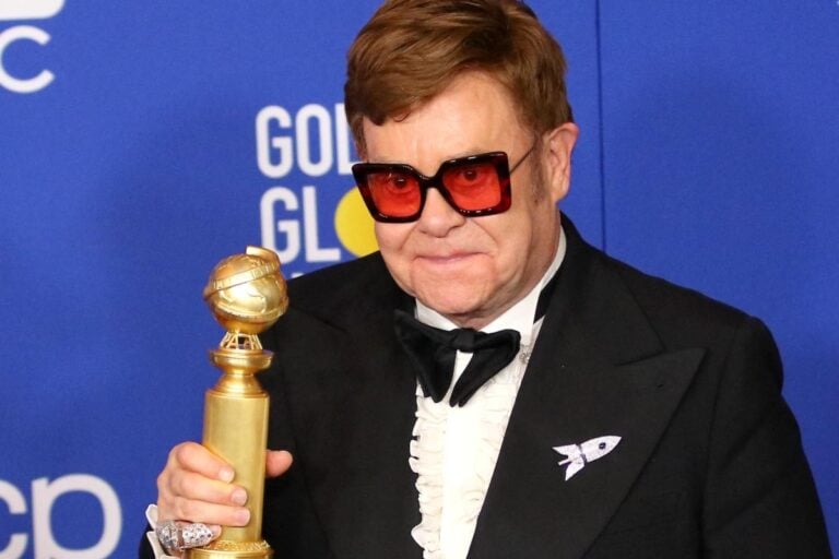 El cantante Elton John hospitalizado tras sufrir una caída a sus 76 años