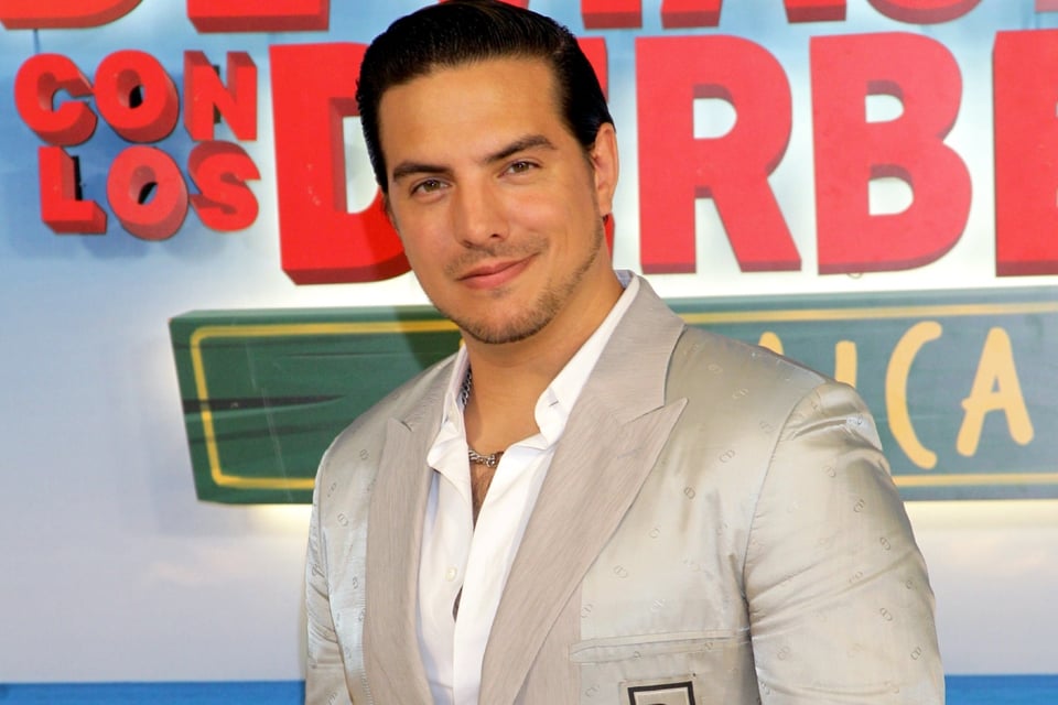 Vadhir lanza nuevo tema con fuerte mensaje para ¿Eugenio Derbez, su papá? featured image