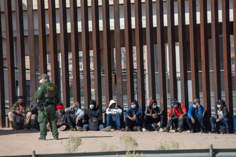 El cierre de una aduana causa caos en la frontera