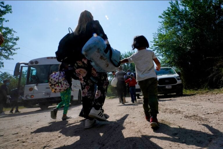 Salvan a decenas de migrantes del crimen organizado, estaba privados de su libertad