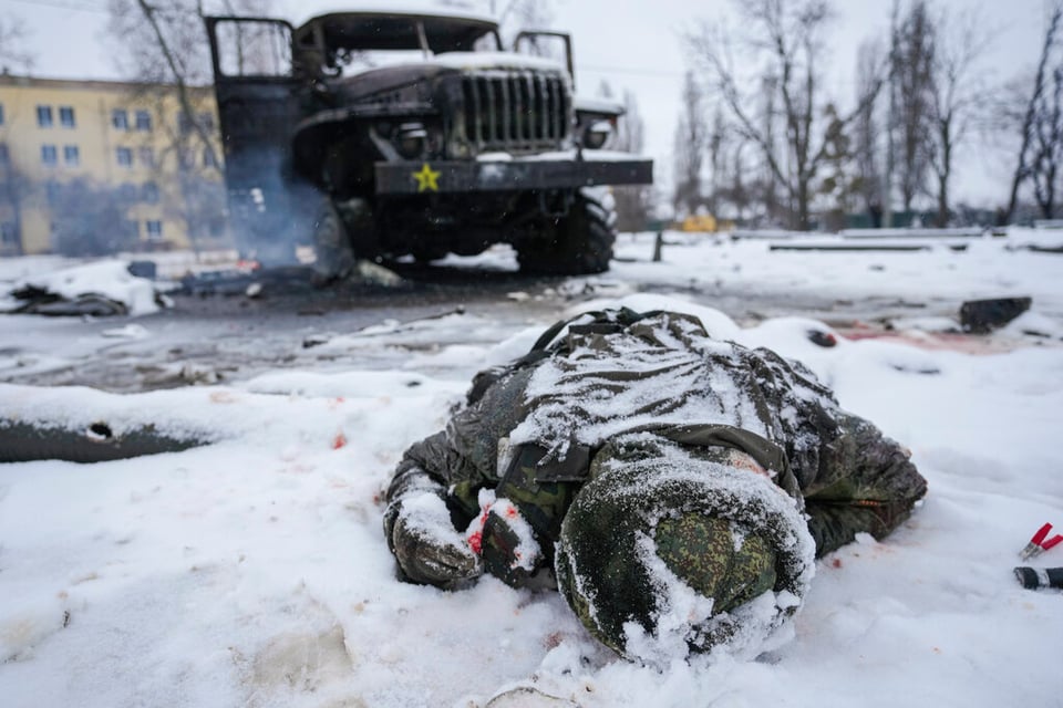 ¡Crisis en ciudad de Ucrania! A falta de tumbas, entierran en fosas comunes a muertos por la guerra (VIDEO) featured image