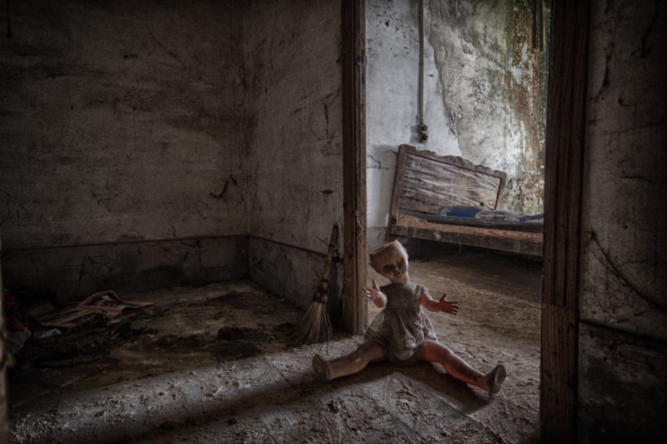 CURIOSO: Maestro halla muñeca con aterrador mensaje de que ella apuñaló a antiguos dueños de su casa featured image
