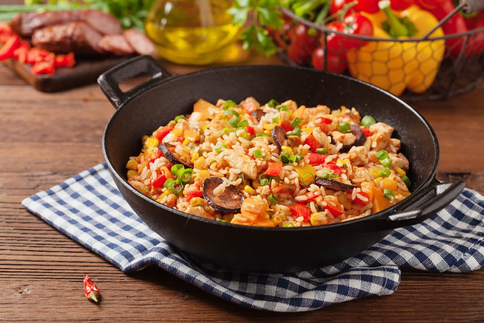Jambalaya, plato de arroz, carne, marisco, verduras.