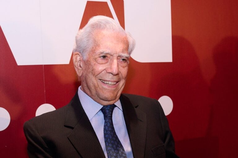 Afirman que el escritor Mario Vargas Llosa está hospitalizado por COVID-19