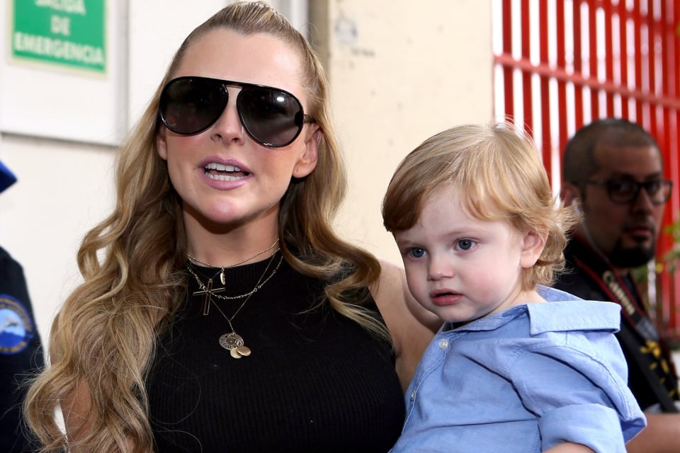 glasses, dark clothing, son, MundoNow