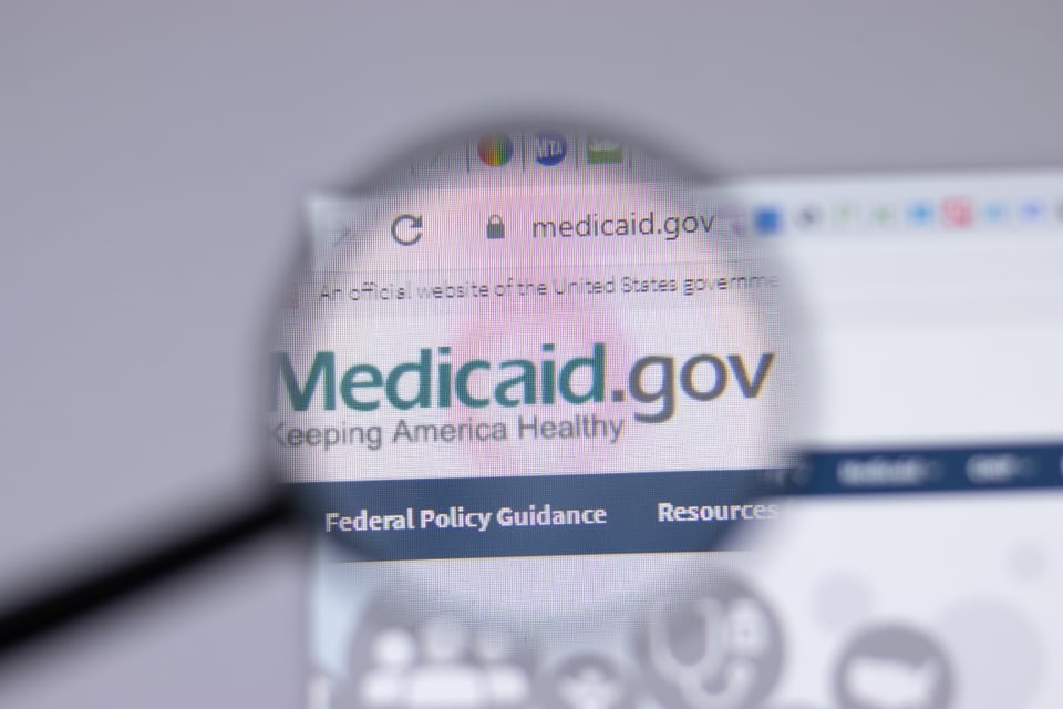 urgencia, sistema de salud, atención médica, problemas, acceso, Medicaid