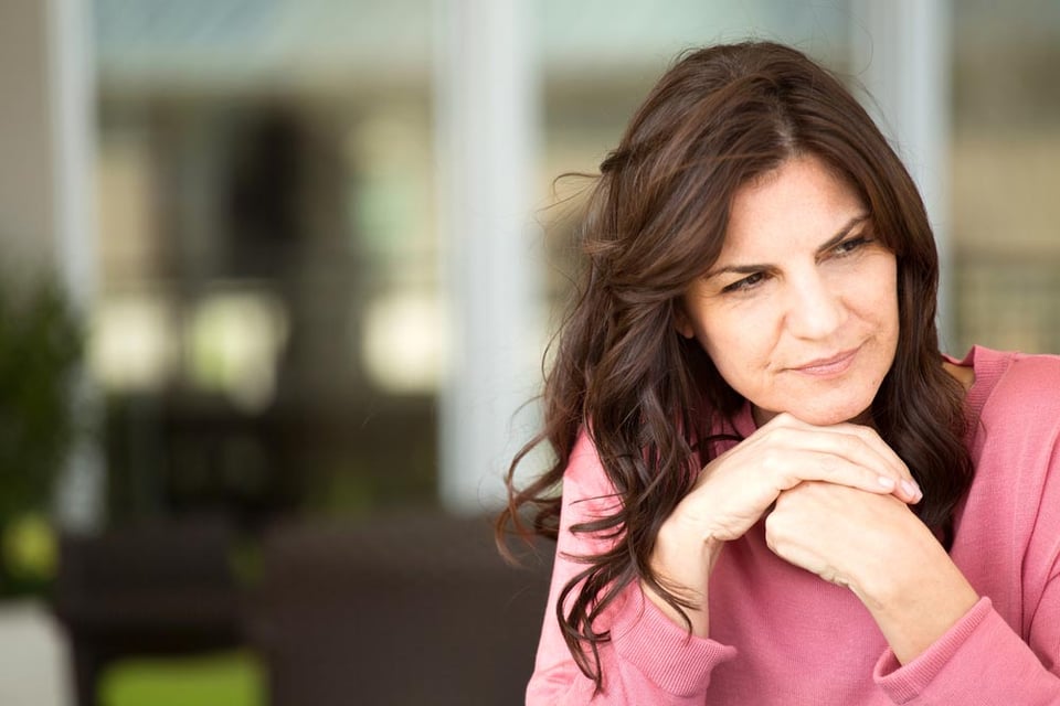 mujer madura, pensamiento, mediana edad, análisis, MundoNOW