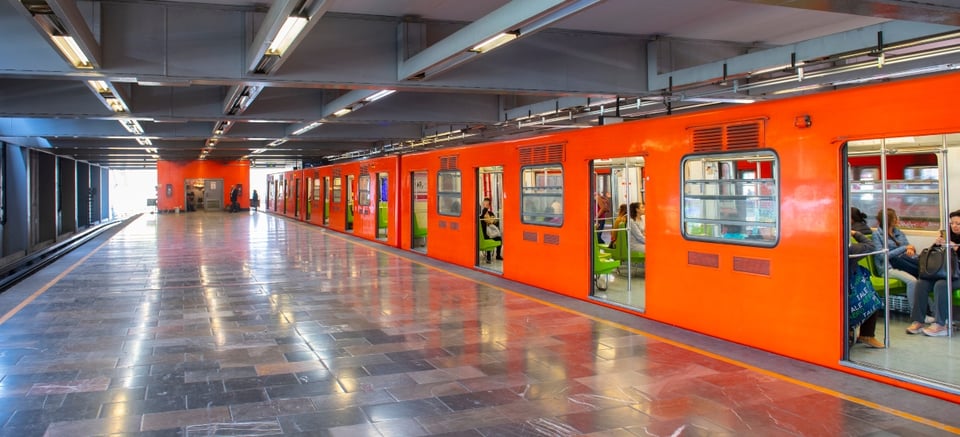 Una persona se suicida al aventarse a las vías del metro en México