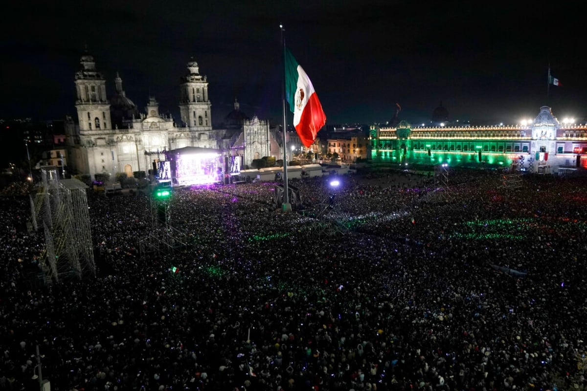 ¿GROSERO? AMLO cambia tradicional grito mexicano desde Palacio Nacional (VIDEO)
